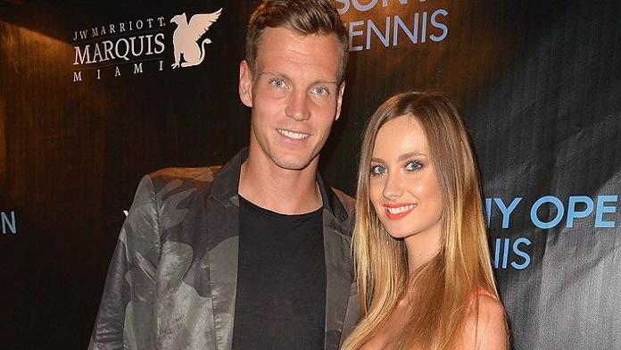 Soutěž krásy ve Wimbledonu! Na tribunách září sexy partnerky tenistů