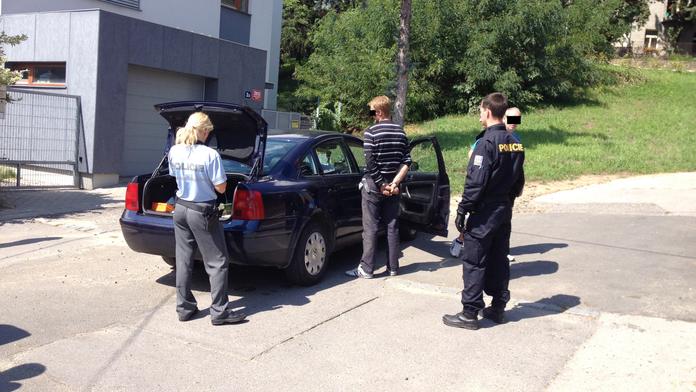 Muž pod vlivem drog nejprve málem srazil na přechodě ženu, poté ujížděl policistům!