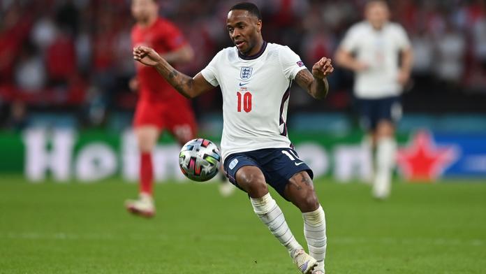 Sterling si svými výkony řekl o nové angažmá. Půjde do Španělska?