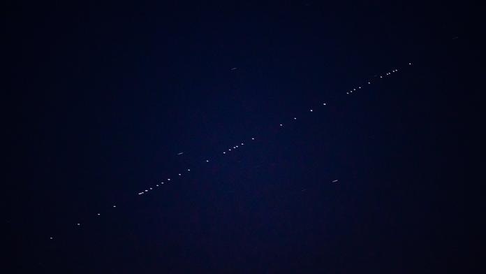Konec hvězdných vlaků na nebi? Příští satelity Starlink budou vidět méně