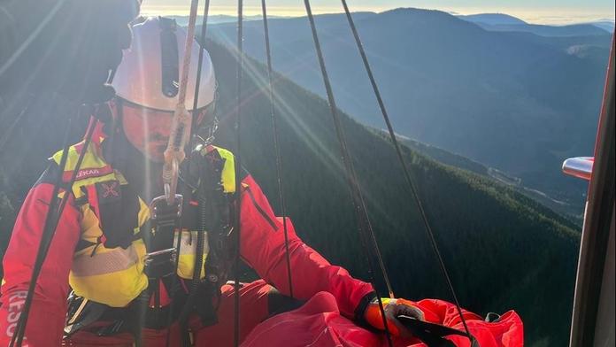 Na hřebeni Beskyd se zranila turistka. Museli ji zachránit jeřábem vrtulníku