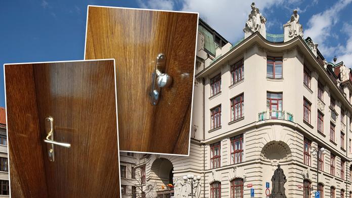Čižinský nechal opravit dveře na WC: "Super, teď sprav Prahu!" smějí se lidé