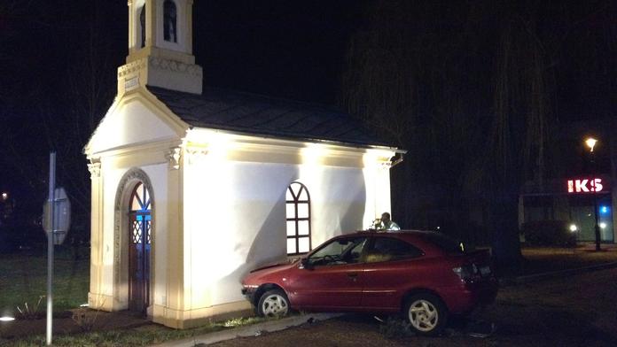 Řidiči kolovaly v krvi dvě promile. Zaparkoval v kapli