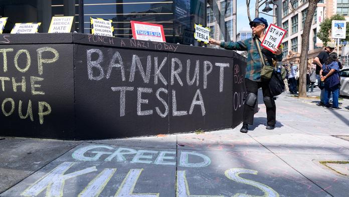Tesla v největší krizi za poslední roky. Ohlásila katastrofální výsledky