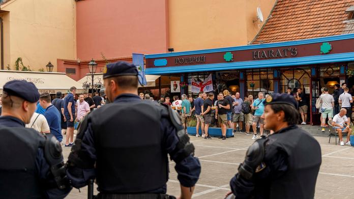 Fanoušci WHU řádili v Záhřebu: Lahve i židle létaly vzduchem, jeden raněný