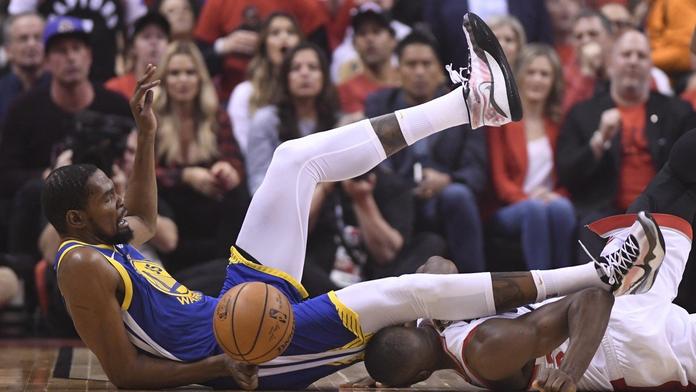 Durant se vrátil do hry, ale znovu se zranil! Warriors i bez něj vyhráli