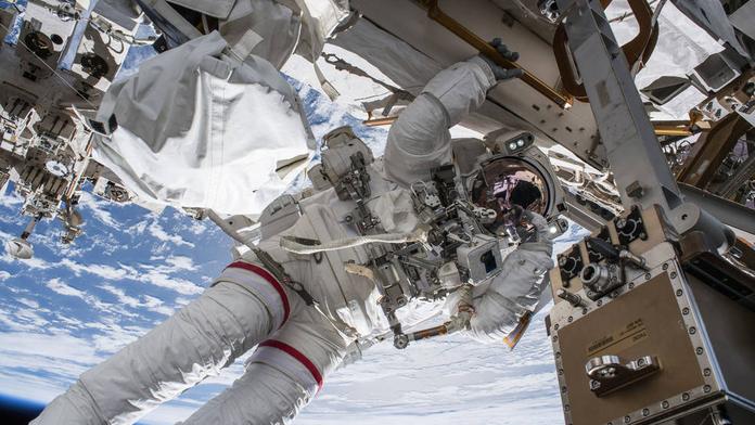 Astronauti měnili na ISS část chladícího systému a kamery