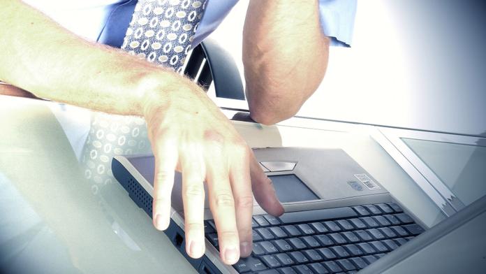 Tři čtvrtiny Čechů běžně pracují přesčas. I kvůli chytrým telefonům