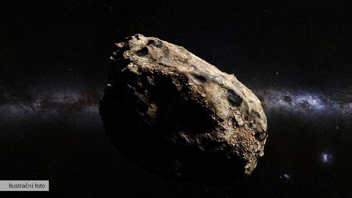 Asteroid o velikosti mrakodrapu se blíží k Zemi. Proletí kolem ve středu