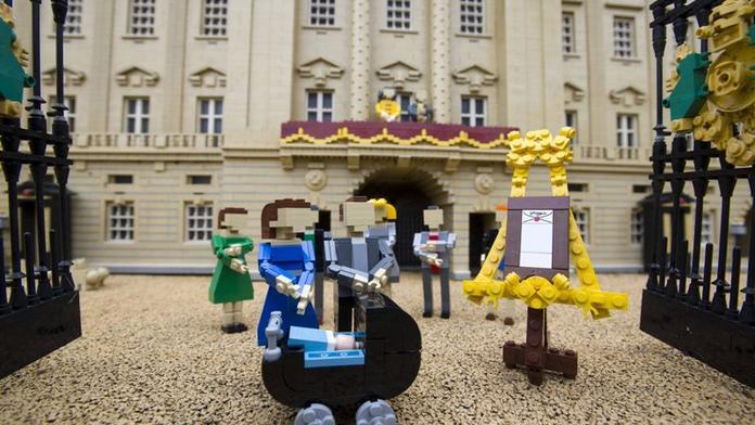 Malý princ George v kočárku! Svoji figurku už má i v Legolandu