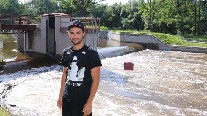 Vodáci nezvládli jez. Policista riskoval život, skočil pro tonoucího do řeky
