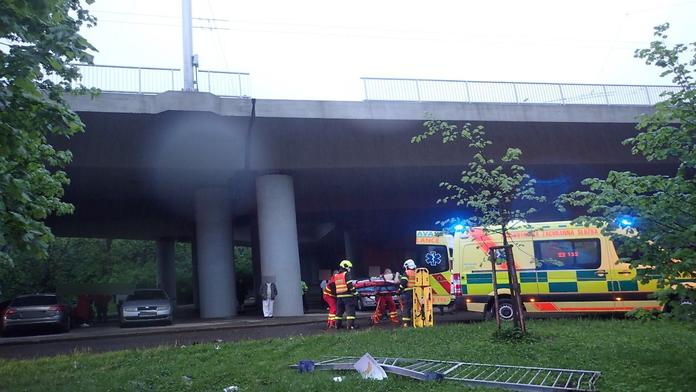 Vážná nehoda v Ostravě! Auto prorazilo zábradlí a spadlo z mostu. FOTO