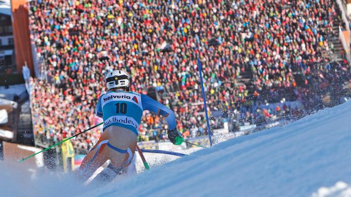 Vteřina hrůzy! Kristoffersen se jen zázrakem nesrazil s pořadatelem