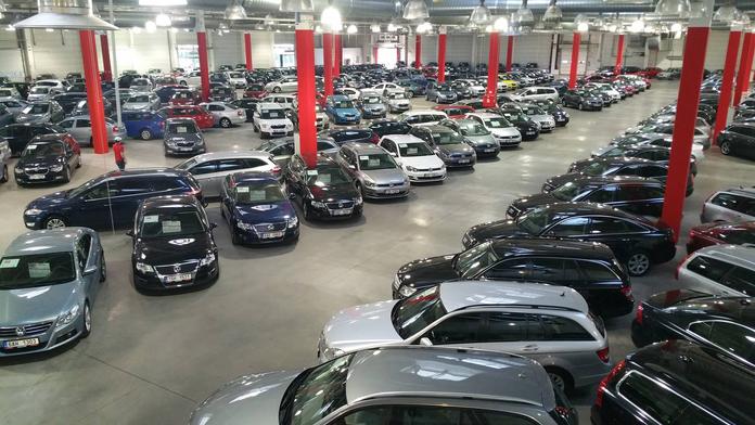 Konec klasických autobazarů – v Plzni se otevírá obří obchodní centrum s ojetými vozy