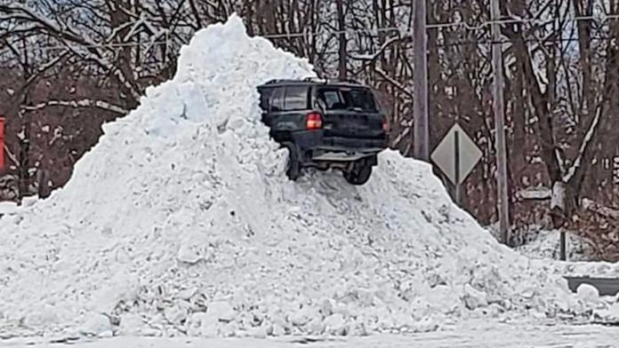Jak je to možné? Záhada obřího SUV zapíchnutého v hoře sněhu vyřešena!