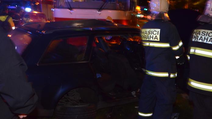 Taxík vjel v Praze přímo pod tramvaj! Řidiče museli vystříhat!