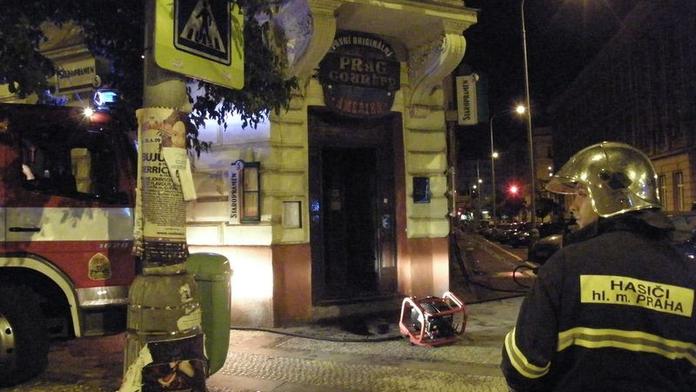 Žhář vypálil restauraci v Praze, hodil do okna barel s hořlavinou