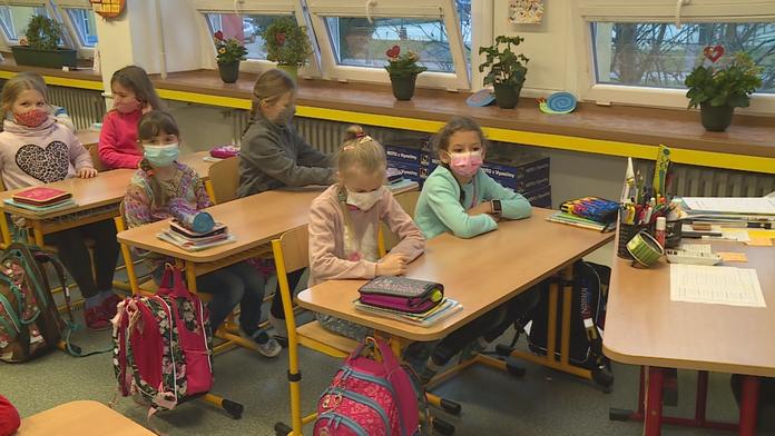 Radost z návratu i obavy z testování. Experti radí, jak mluvit se školáky
