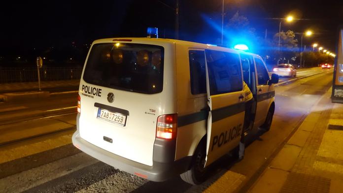 Mladík vyšel z baru rovnou před auto. Řidič ho srazil a ujel