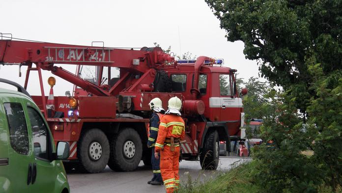 Škoda za miliony! Šofér náklaďáku sledoval navigaci a nevšiml si přejezdu. Srazil ho vlak