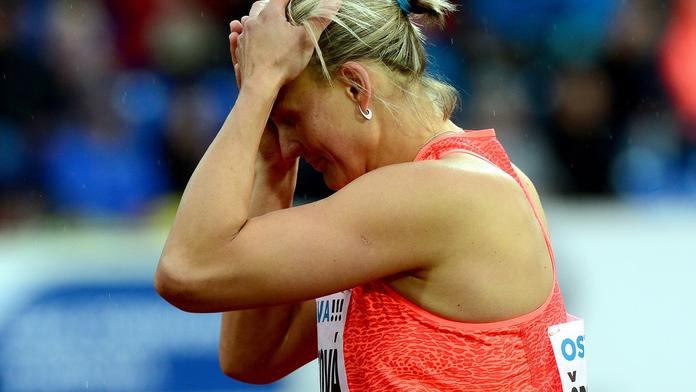 Šla na tenis, možná přijde o Rio. Špotáková se zranila při smeči!