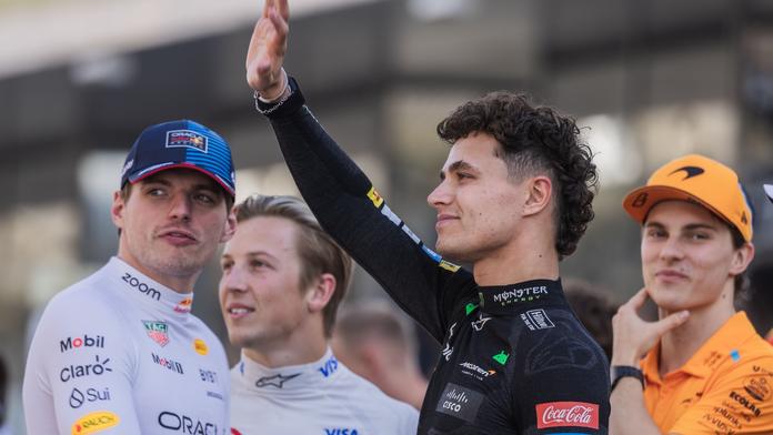 Max Verstappen a jeho rival Lando Norris (uprostřed)