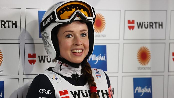 Roztomilá skokanka se při focení odvázala, ňadra si kryla jen rukama