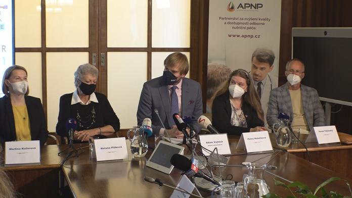 Odborníci a ministr zdravotnictví promluvili k podvýživě v nemocnicích