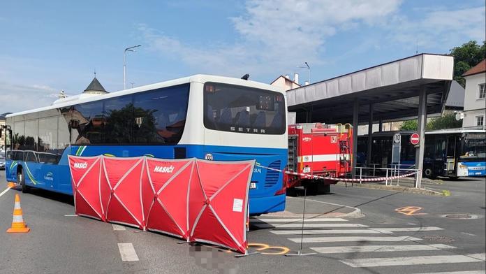 Autobus srazil v Domažlicích seniorku