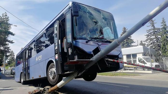 Řidič táhl autobus, najel s ním na sloup! Ten poškodil i odtahovku