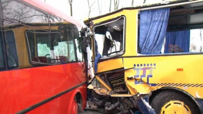 FOTO HRŮZY: Český autobus havaroval na Slovensku. 11 zraněných!