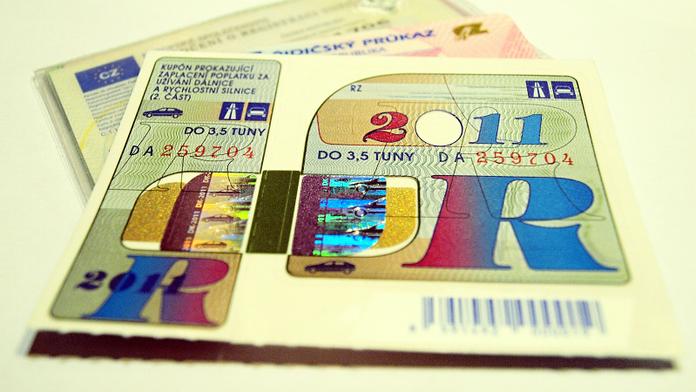 Zdražíme dálniční známky na 1500, rozhodl Nečasův kabinet