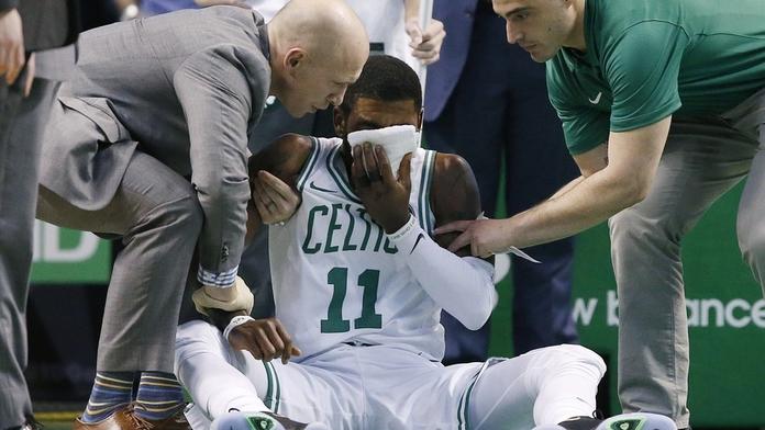 Hvězdu NBA ošklivě zranil vlastní spoluhráč! VIDEO
