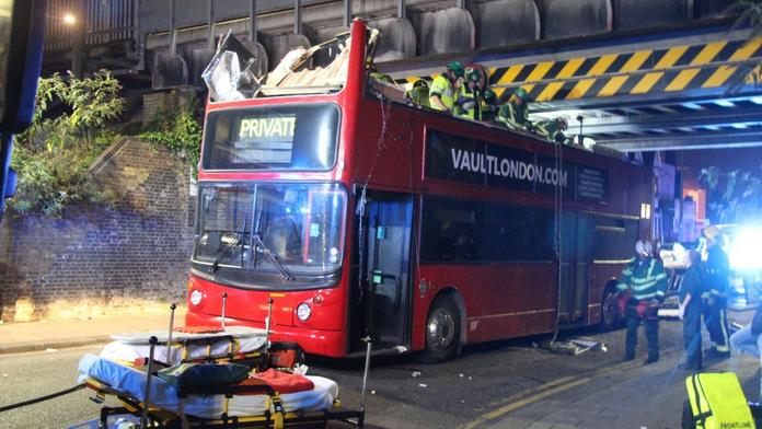 FOTO: Železniční most "skalpoval" doubledecker! 26 zraněných