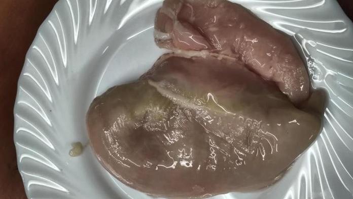 Nebezpečí pro zákazníky. Inspekce odhalila prošlé a silně zapáchající maso