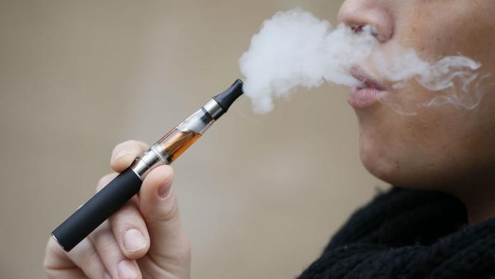 Intoxikací z e-cigaret přibývá. Takhle poznáte, že jde o otravu