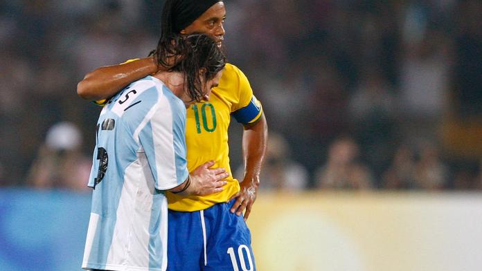 Ronaldinho v slzách. Jeho maminka zemřela na covid. Podpořil ho Messi
