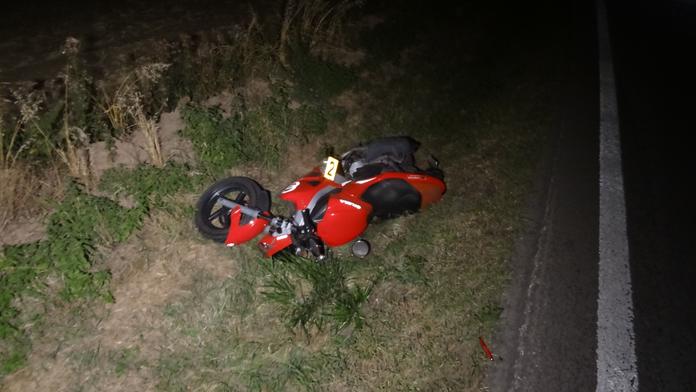 Opilý motorkář vymetl příkop a utekl. Vinu na sebe vzal bratr