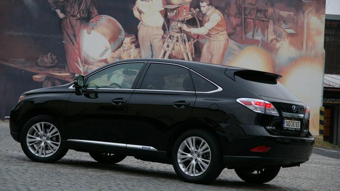 TEST Lexus RX450h: ticho po pěšině