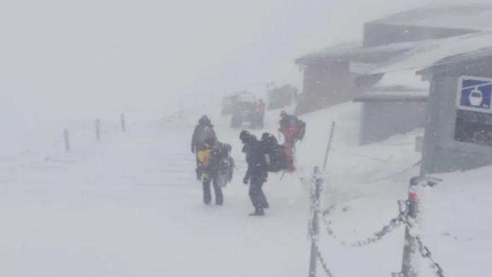 Horská služba zachraňovala ze Sněžky tři vyčerpané turisty. Jeden byl v trenkách
