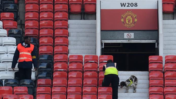 Bomba na stadionu! Old Trafford byl evakuován, Manchester nehrál