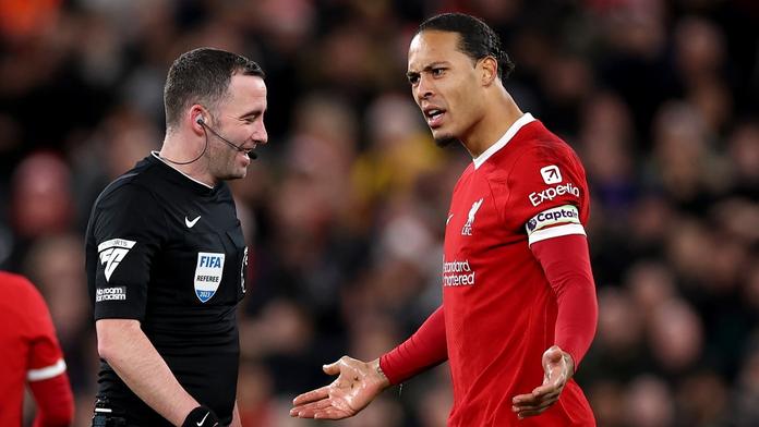 Jasná penalta pro Reds, zuří fanoušci. Komise vysvětlila, proč sudí nepochybil