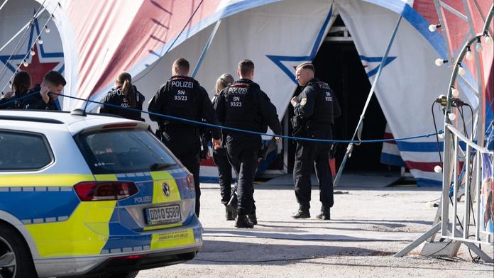 Německá policie zasahující u cirkusu v Budyšíně