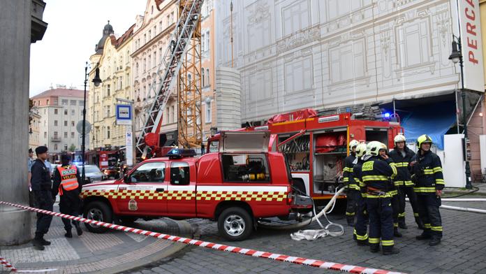 Kvůli požáru střechy evakuovali 50 lidí, škoda přes půl miliónu