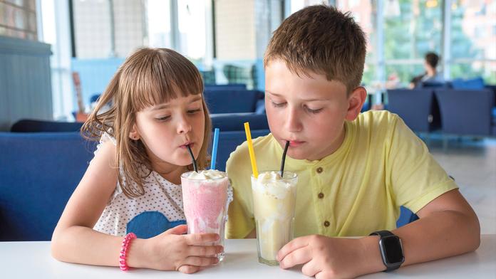 Děti pijí milkshake