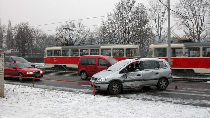 V Praze se srazila tramvaj s autem. Řidička je zraněná