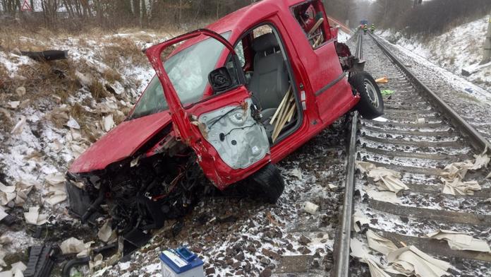 Auto na ledovce sklouzlo na koleje, vzápětí ho smetl rychlík