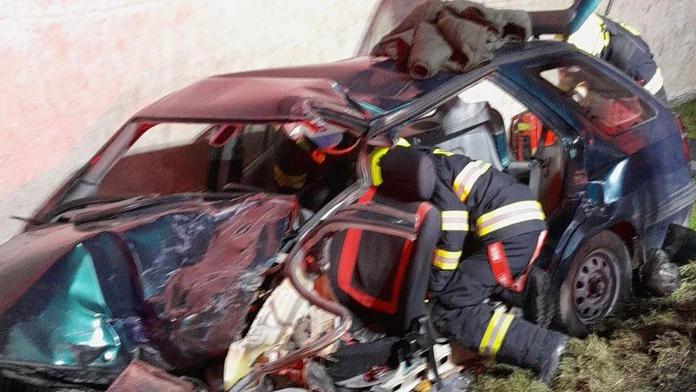 Srážka s náklaďákem proměnila auto ve šrot, zraněné vyprošťovali hasiči