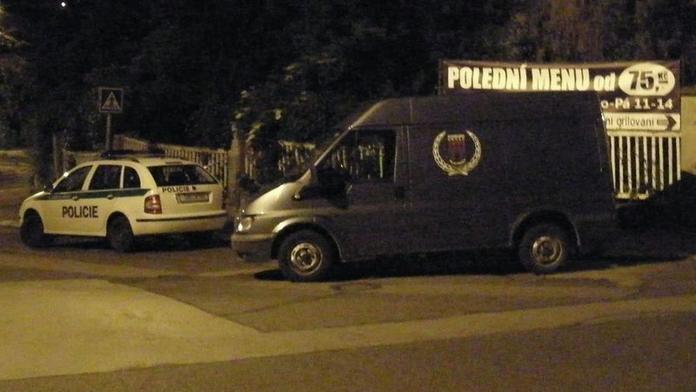 Potlučenou mrtvolu mladíka našla žena na kolejích