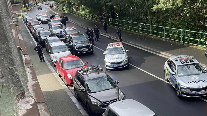 Muž v prodejně vyhrožoval pistolí a ručním granátem